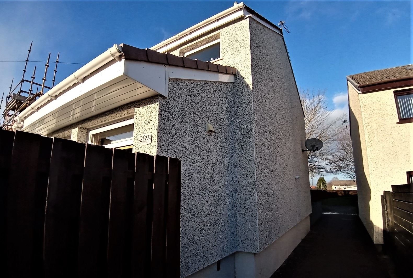 corner view highlighting roughcast render repair Edinburgh