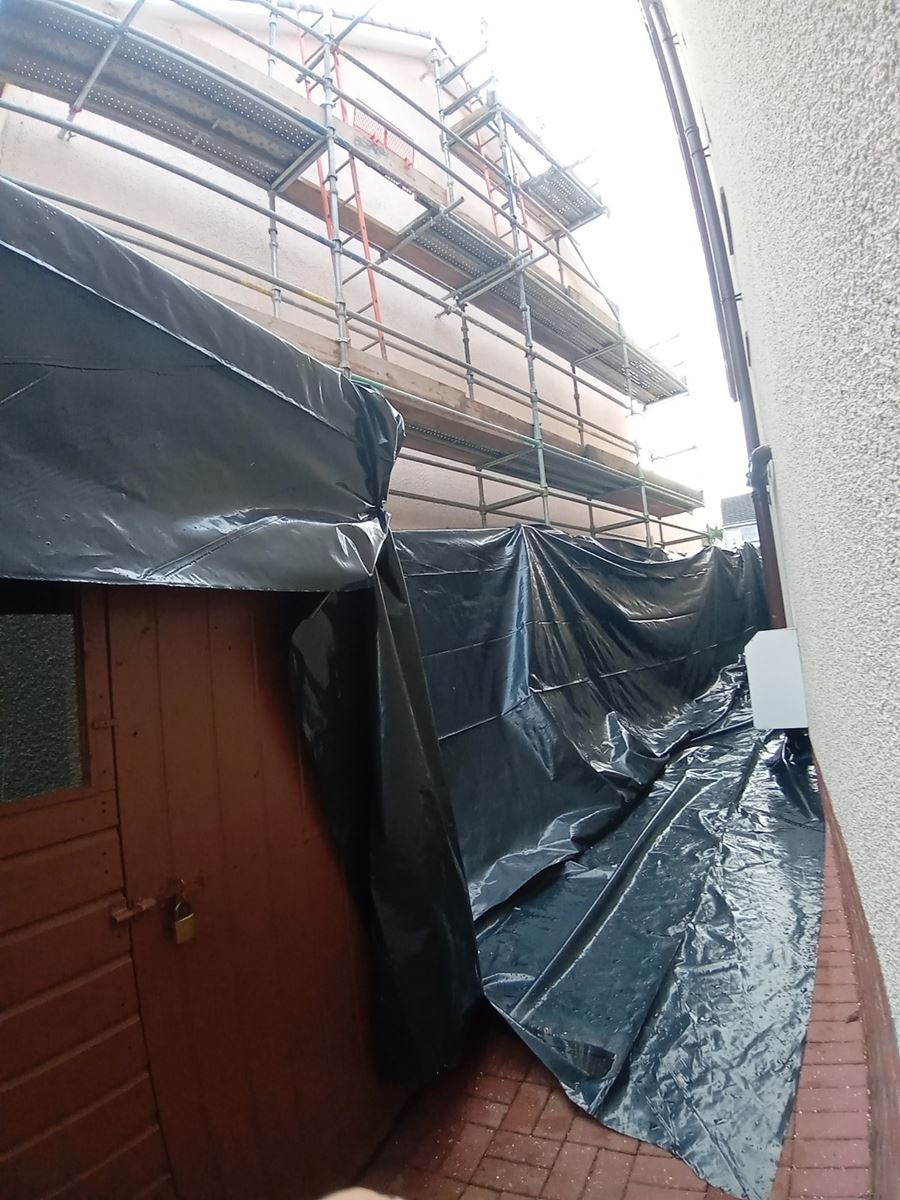 roughcast render Edinburgh applied to a wall with scaffolding setup