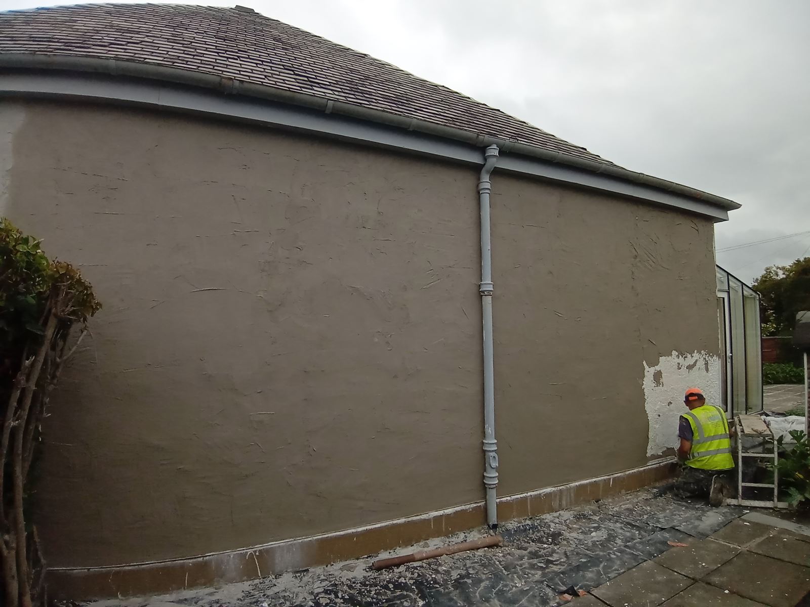roughcast render Edinburgh on the side of the house with a smooth finish