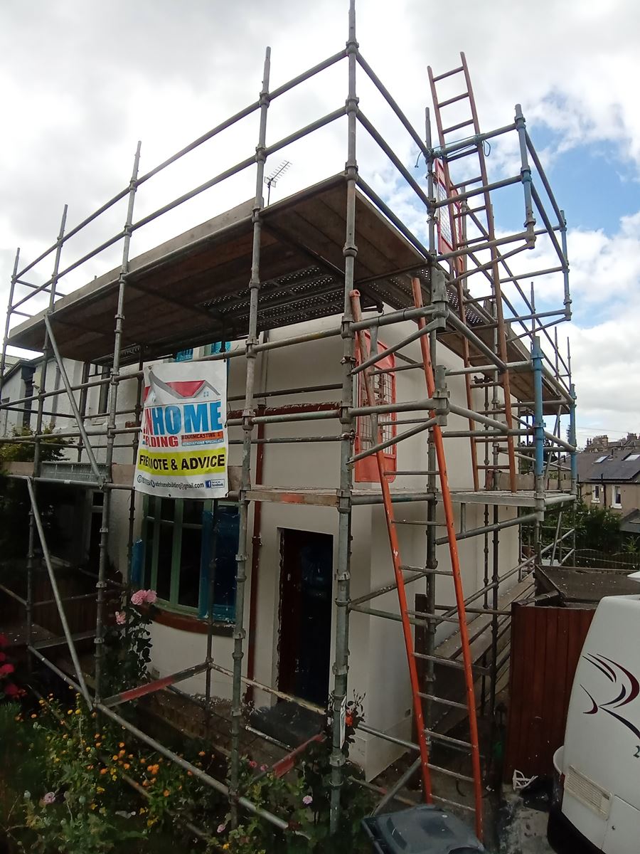 roughcast render Edinburgh applied to the side of a house with scaffolding