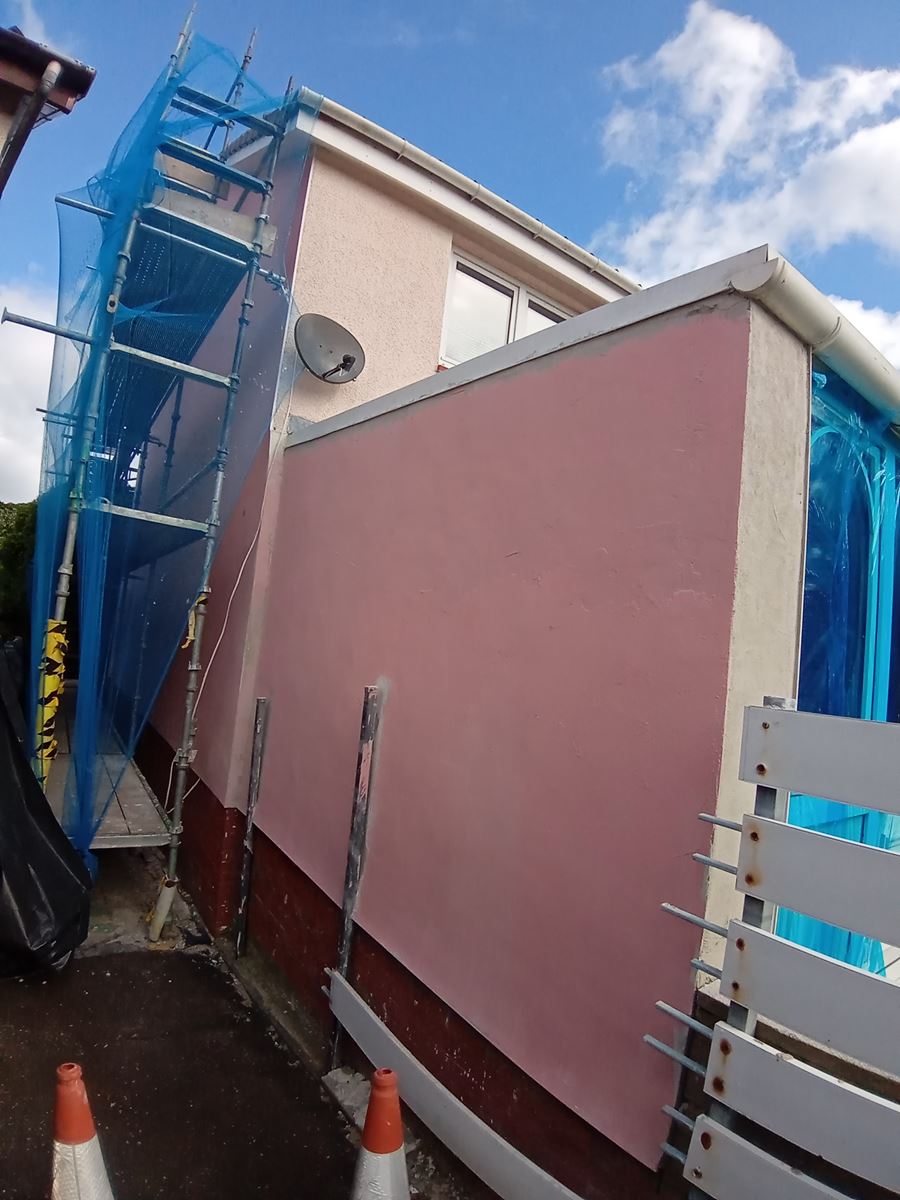roughcast render Edinburgh on the side of a house with scaffolding