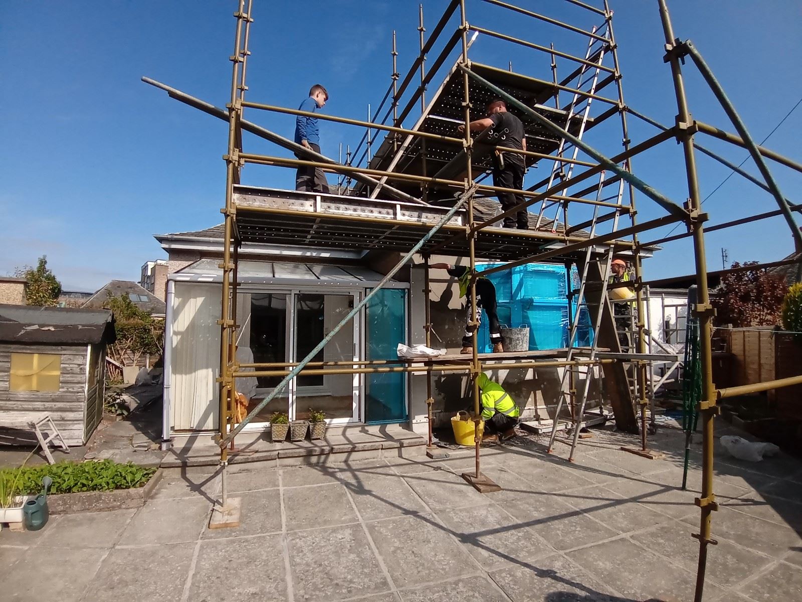 roughcast render Edinburgh on the exterior of a house with scaffolding setup