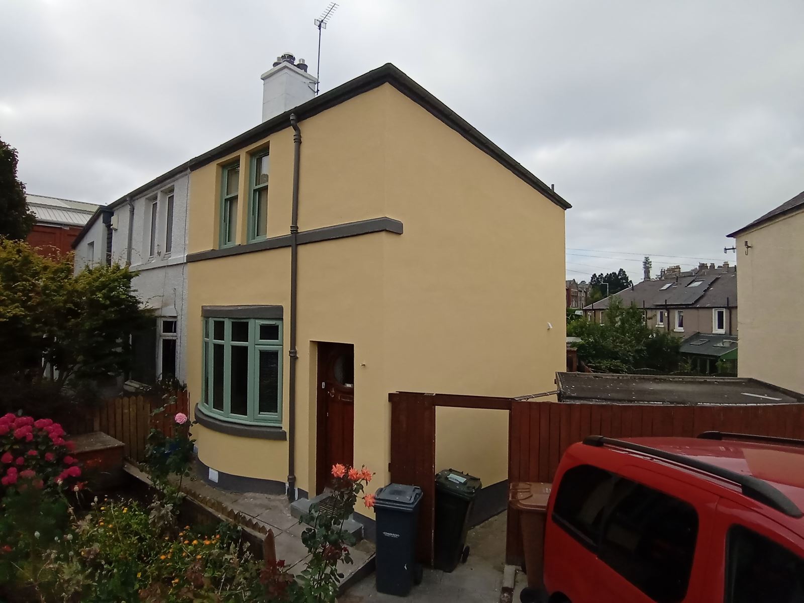roughcast render Edinburgh on the side of a residential building