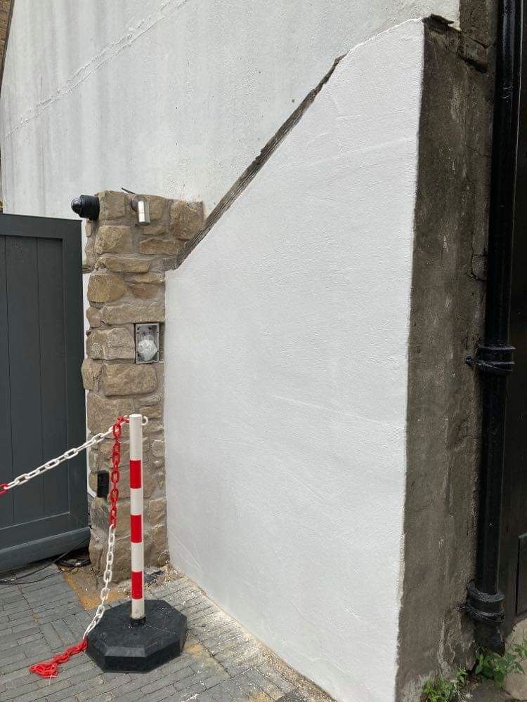 roughcast render Edinburgh applied to a corner of a building structure