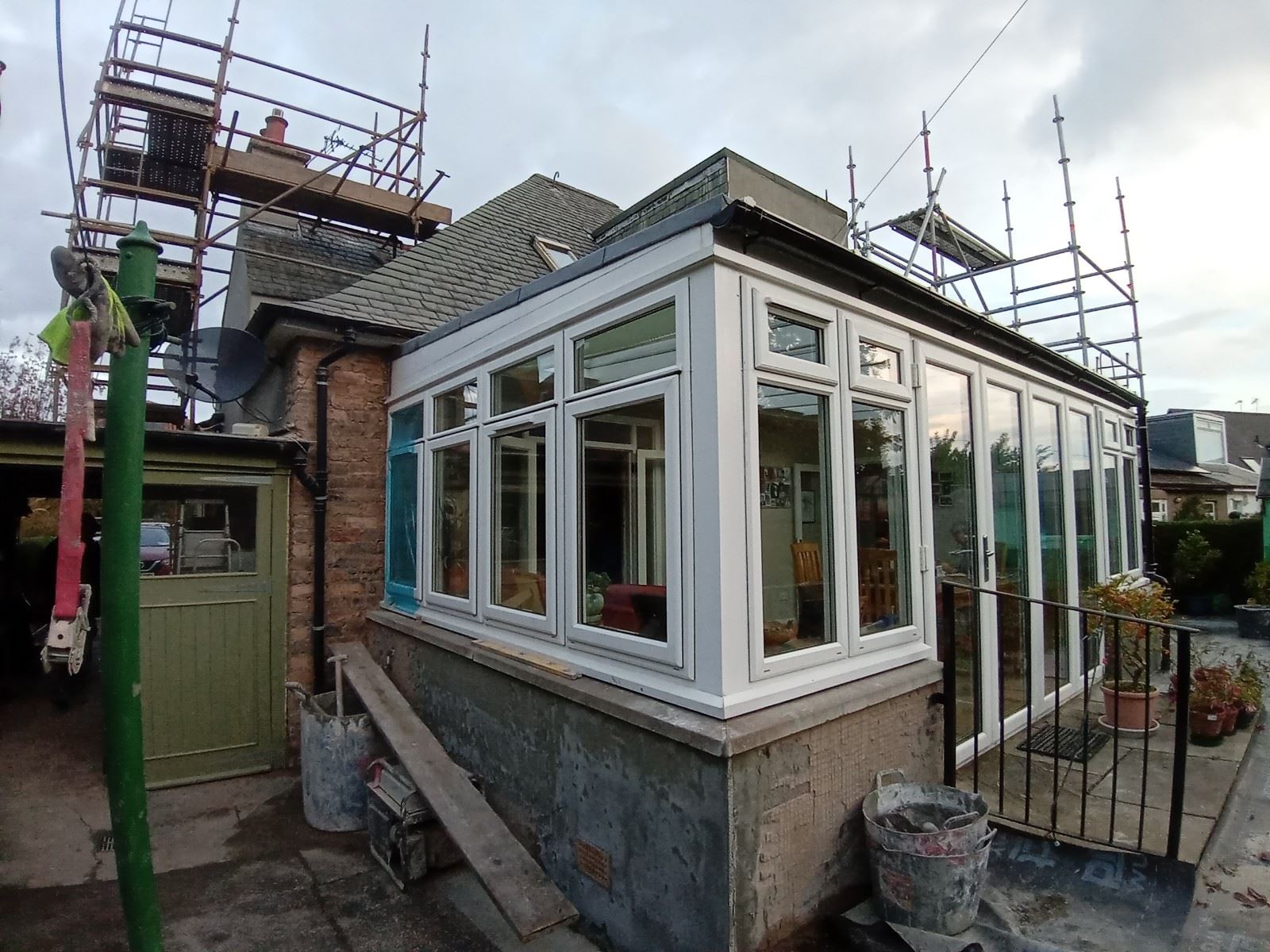 roughcast render Edinburgh on a house corner with scaffolding