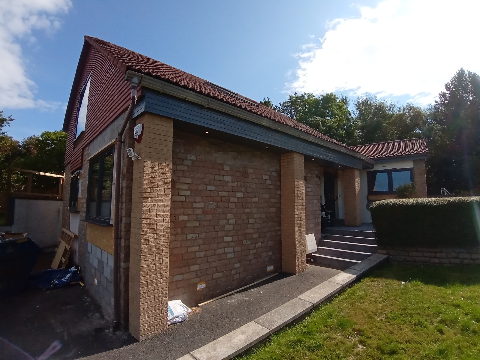 house rendering Edinburgh being done on the front wall