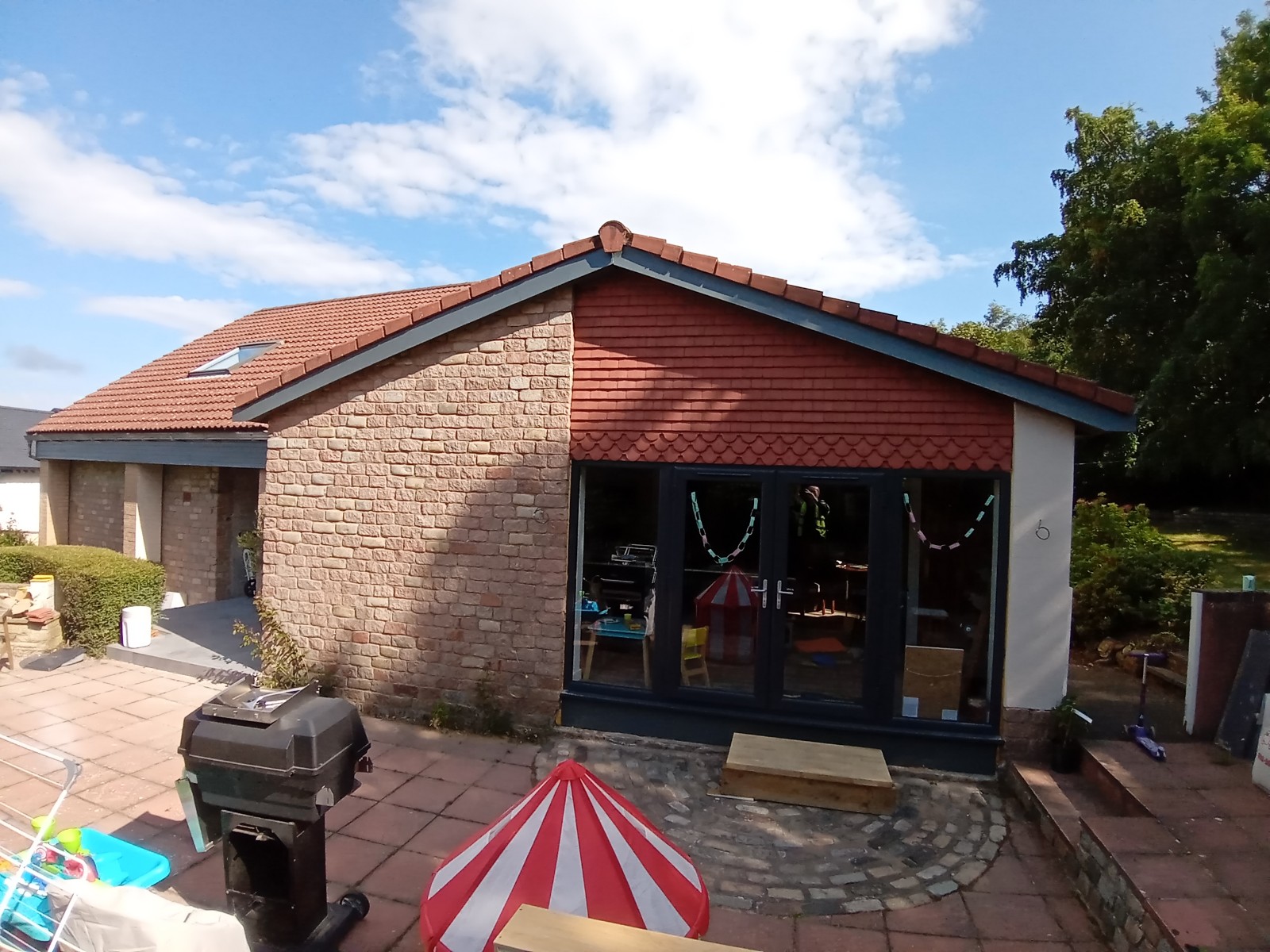 roughcast render Edinburgh being applied to a residential property