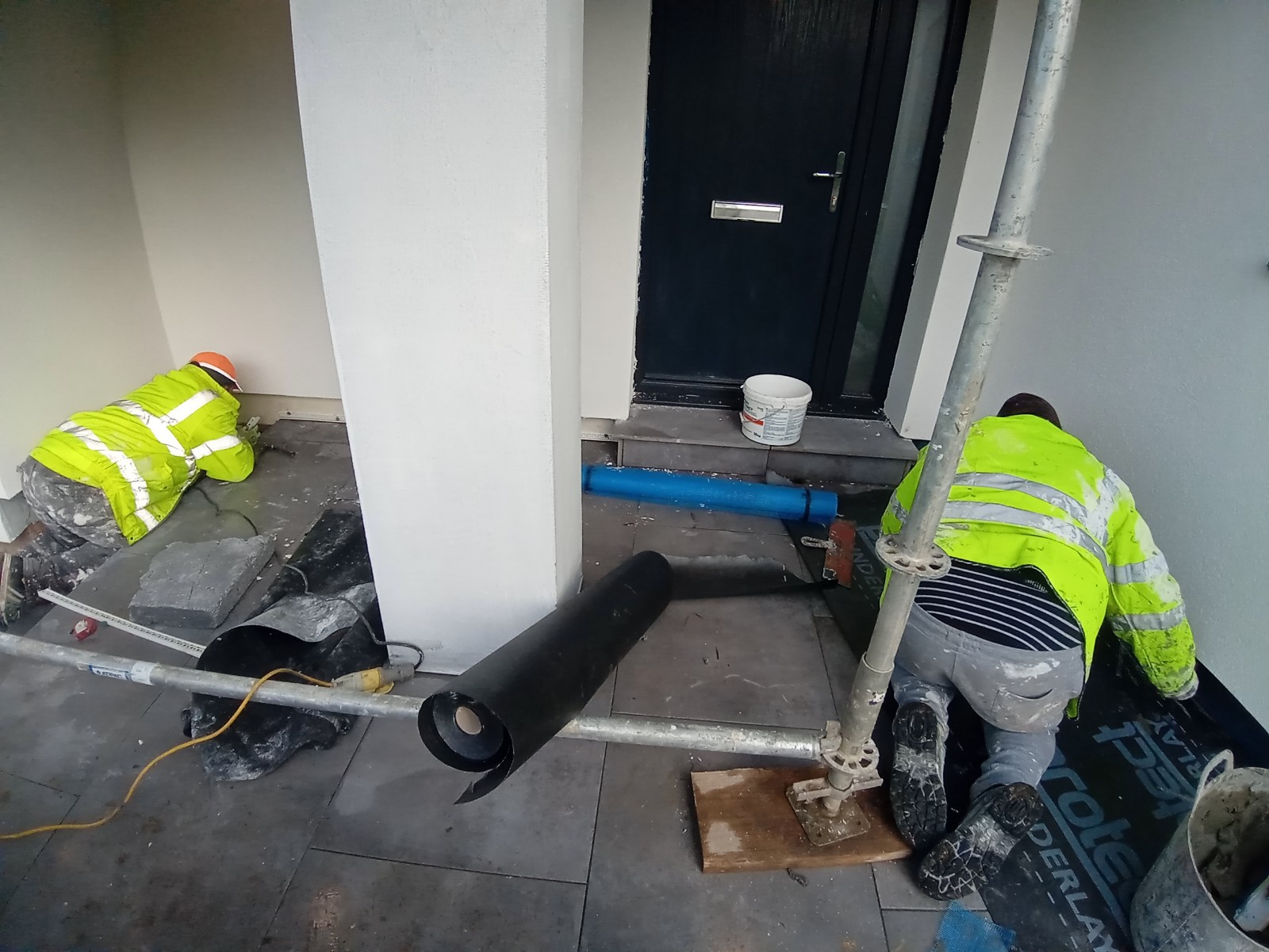 roughcaster edinburgh working on insulation installation