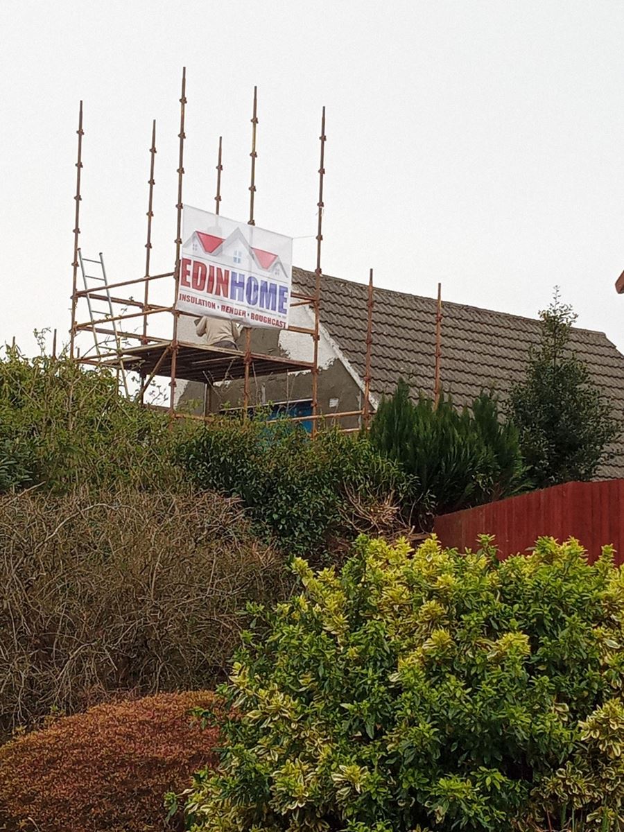 scaffold setup showing roughcast render edinburgh