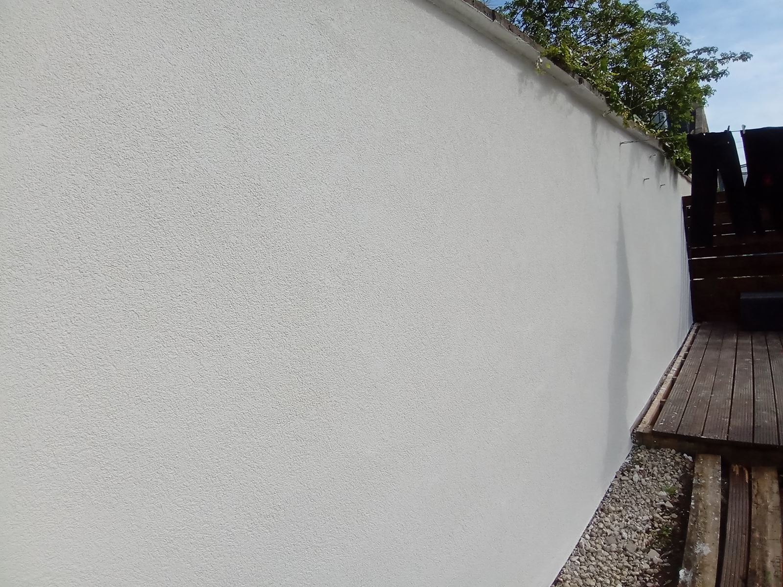 external wall insulation Edinburgh on freshly rendered white wall
