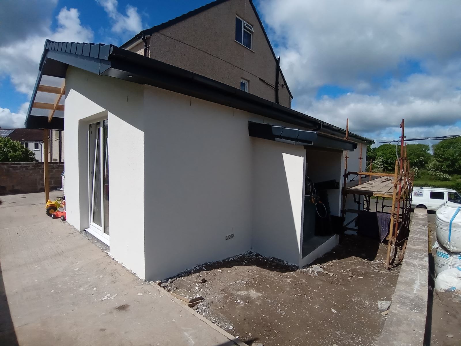 roughcaster Edinburgh applying smooth render on rear wall