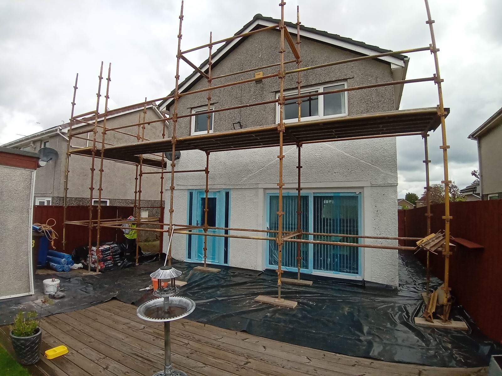roughcasting Edinburgh on scaffolded wall with blue window coverings
