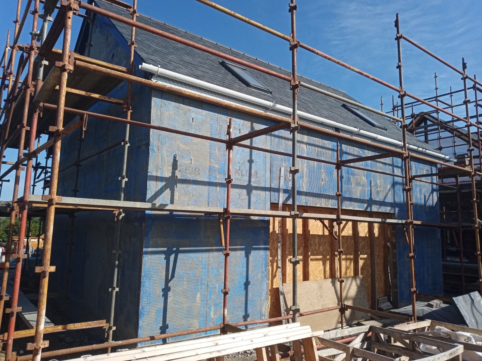 Rendering Edinburgh applied over insulated wall with blue mesh