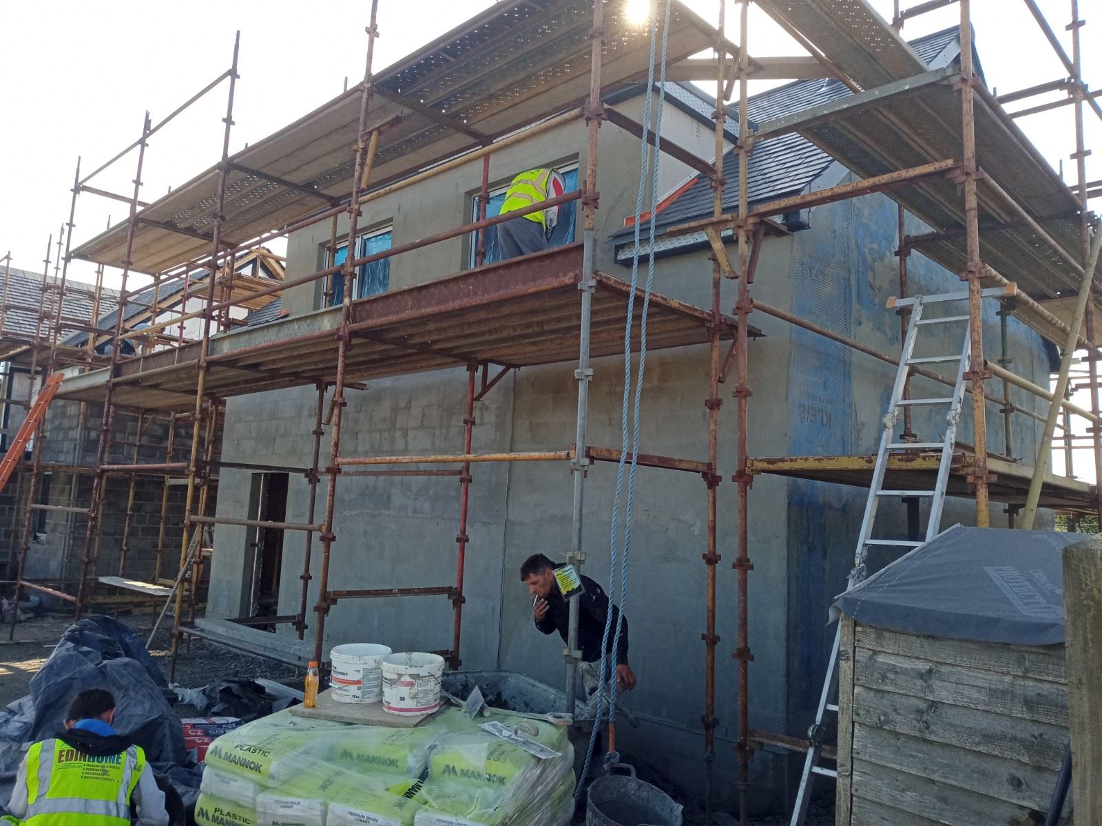 roughcaster Edinburgh working on scaffolded elevation