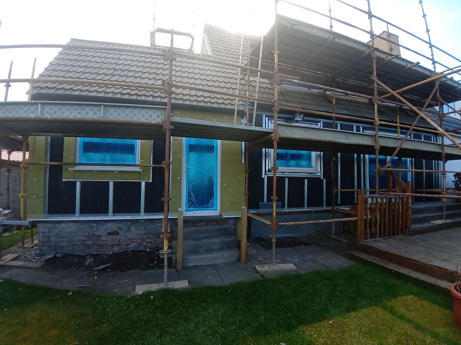 roughcast render Edinburgh on house façade with scaffolding installed