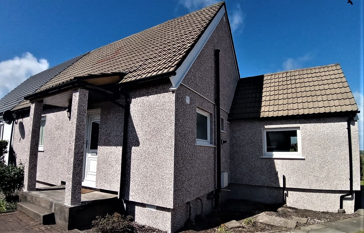 solid wall insulation Edinburgh on corner elevation of bungalow
