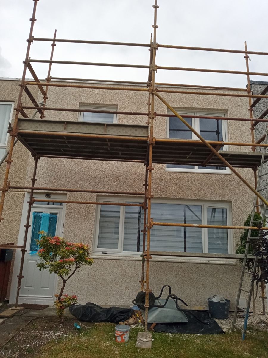roughcaster Edinburgh on house frontage under scaffold