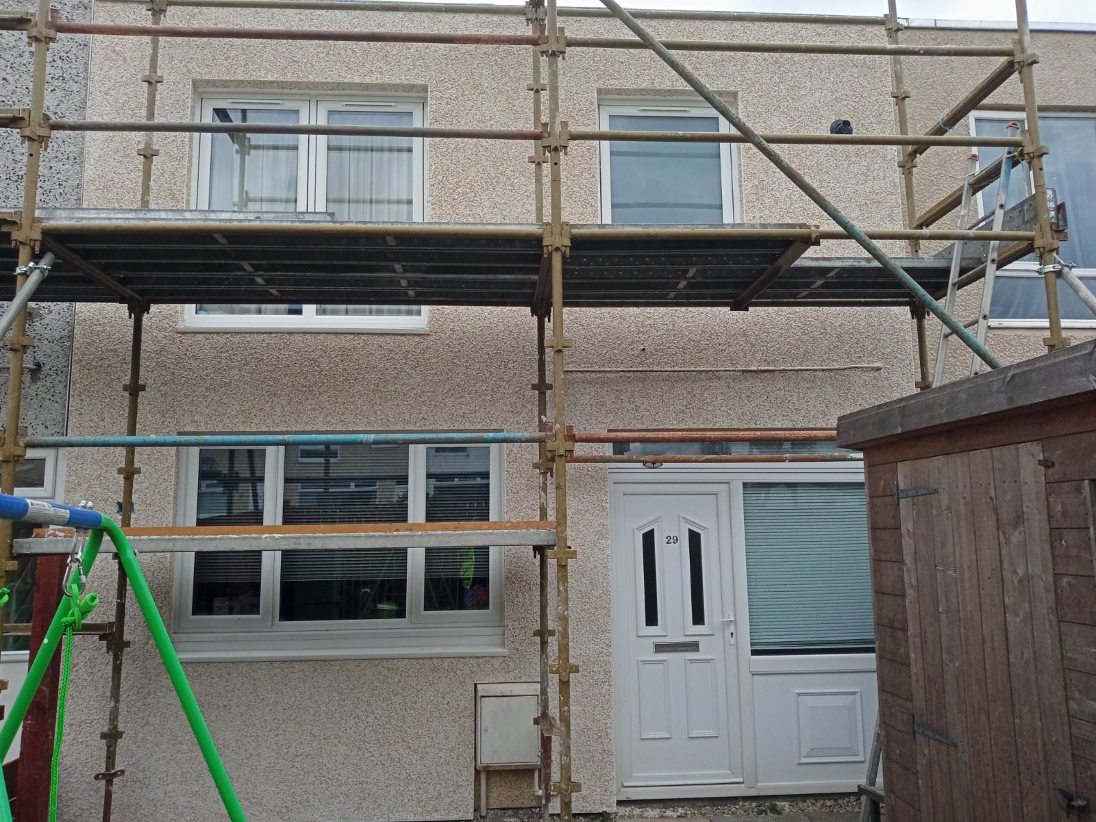 roughcast render Edinburgh on two-storey house with scaffolding setup