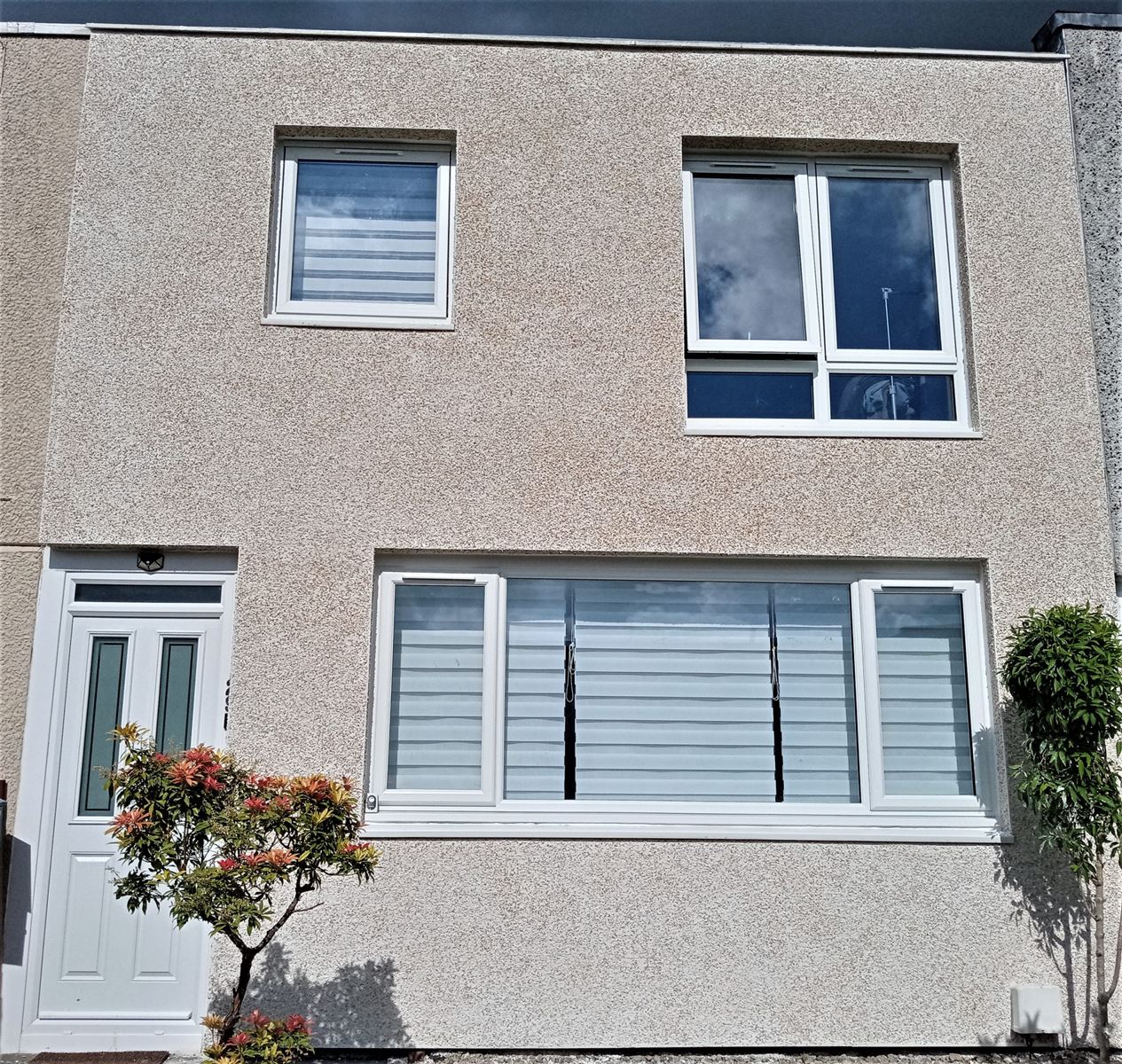 roughcasting Edinburgh on house front façade with fresh render