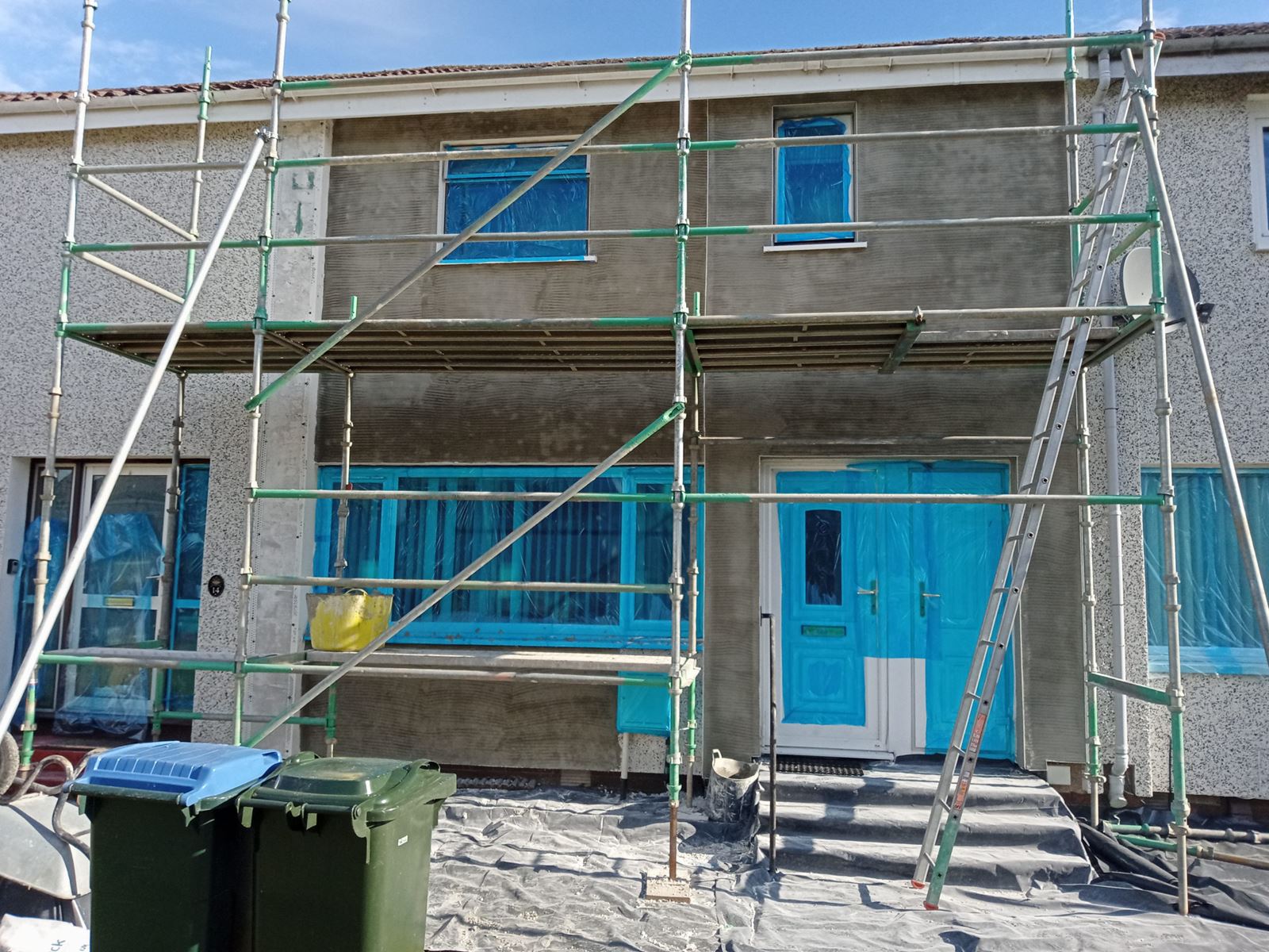 roughcast render Edinburgh on house exterior under scaffolding