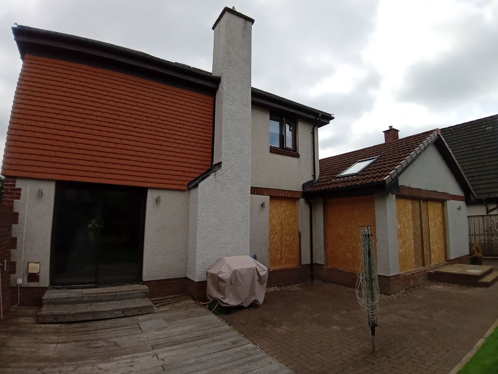 roughcast render Edinburgh on modern home with timber cladding