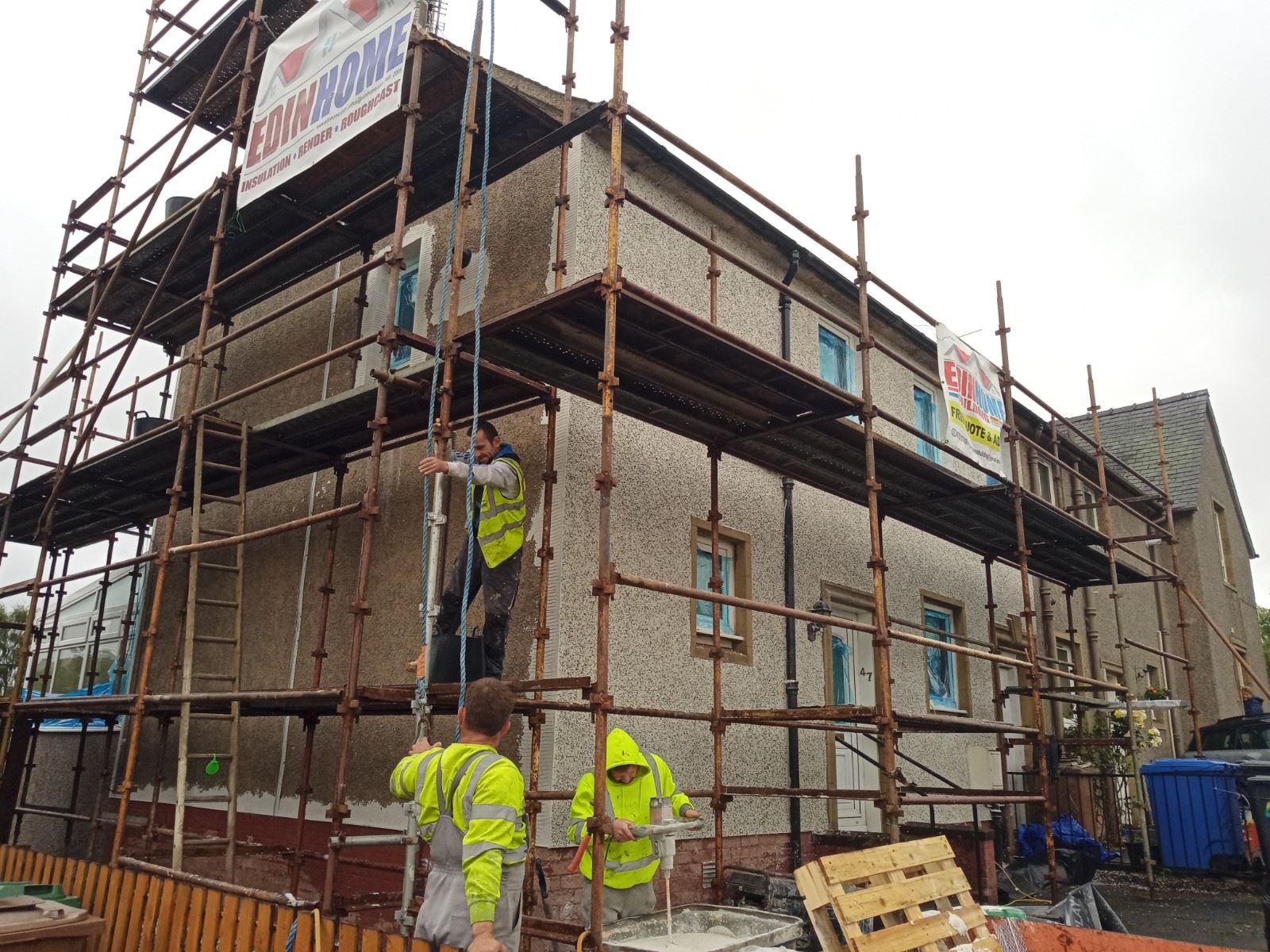 roughcast render Edinburgh workers applying render on scaffolded wall