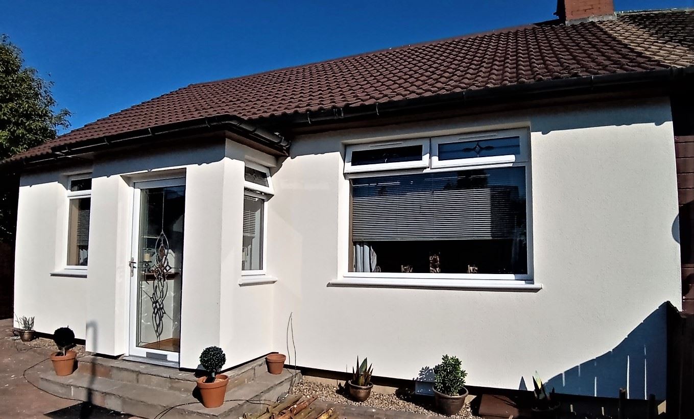 roughcasting Edinburgh on freshly rendered white bungalow façade