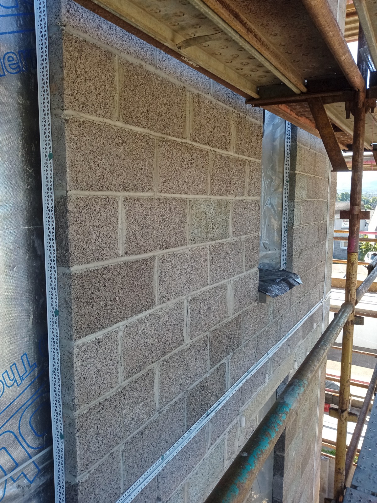 roughcast repair on large external wall with insulation mesh