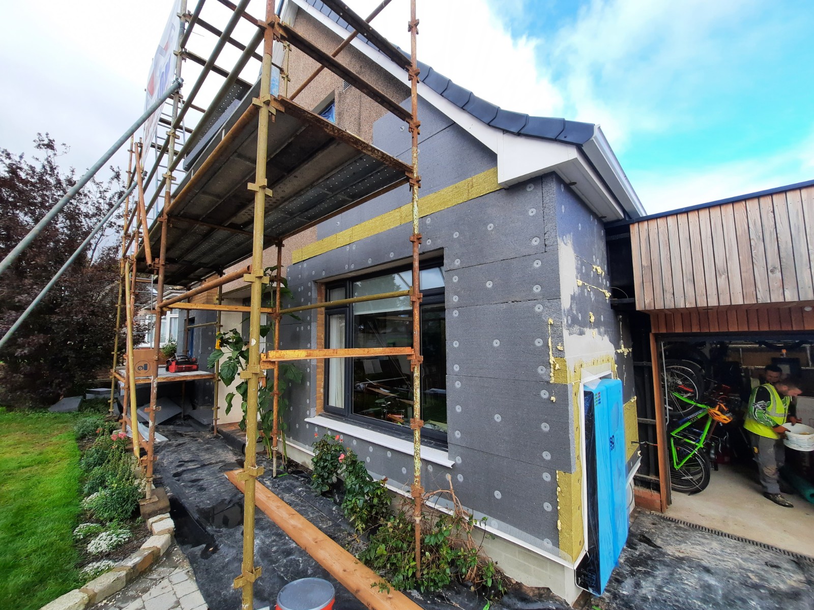 house rendering Edinburgh on wall prepared with insulation fixings