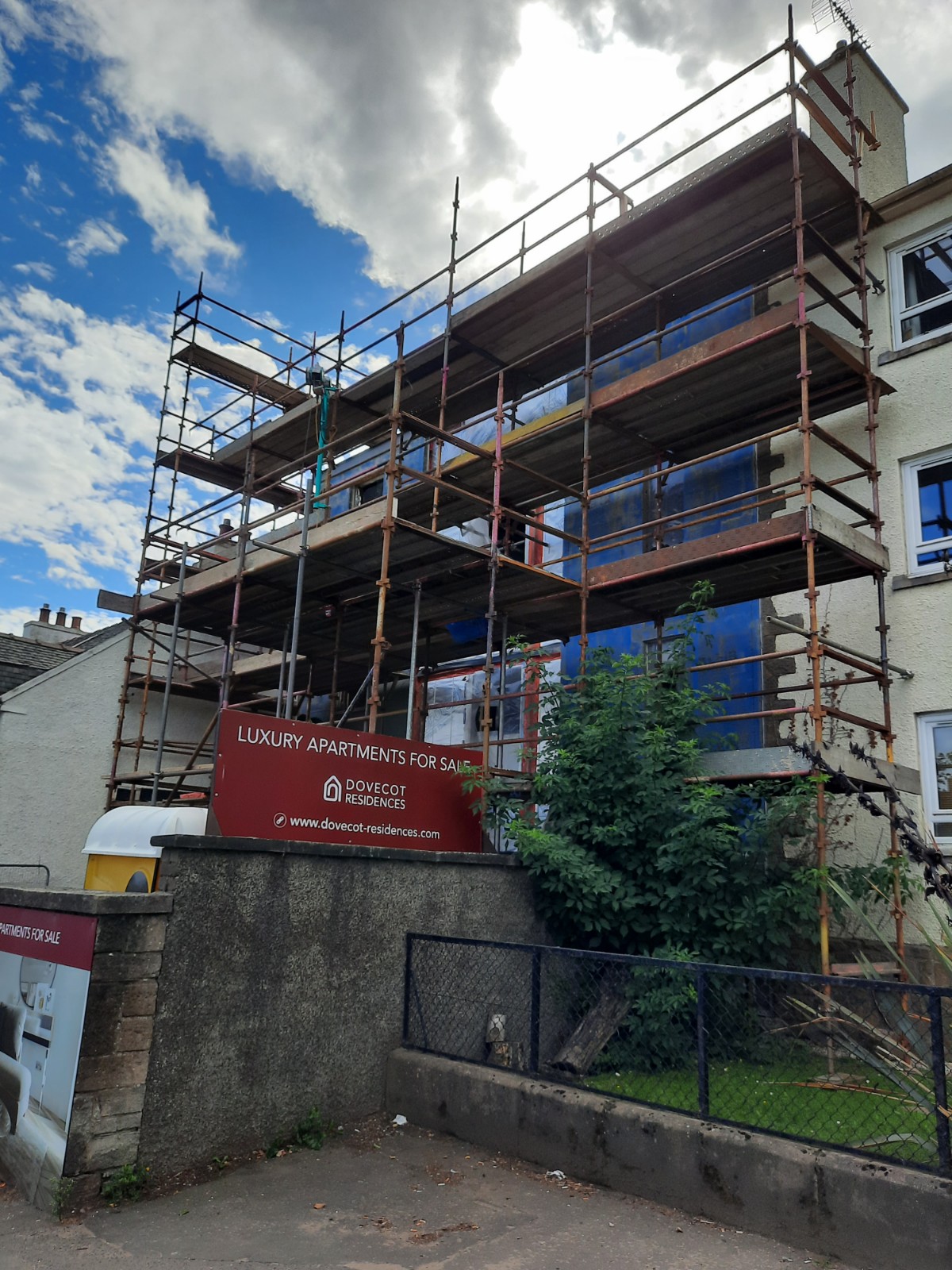 roughcaster Edinburgh working on fresh base coat with mesh