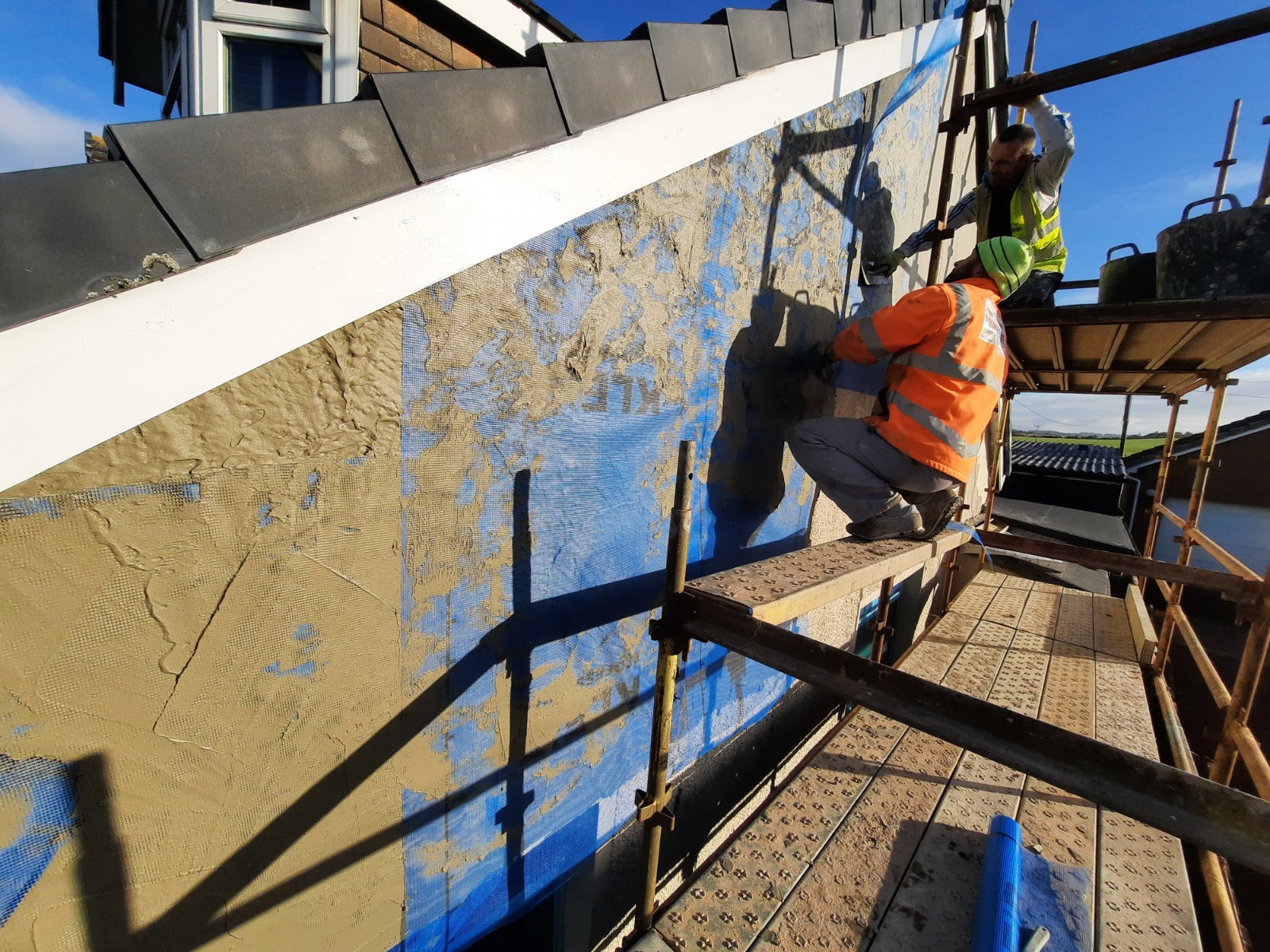 worker applying mesh for roughcast render Edinburgh