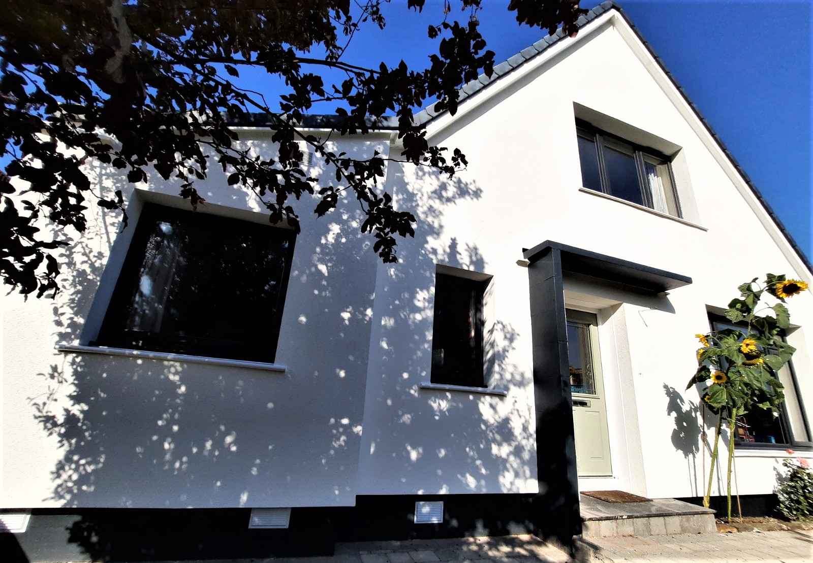 roughcaster Edinburgh finishing white render on front wall