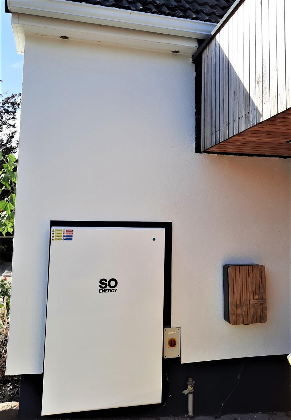 roughcasting Edinburgh on smooth white wall with entrance door