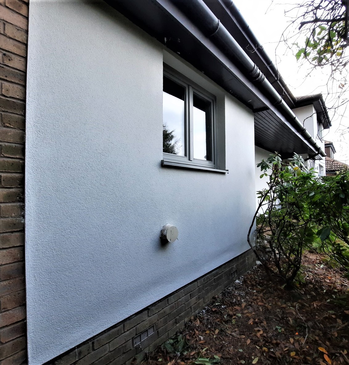 clean white wall finish with roughcast render Edinburgh