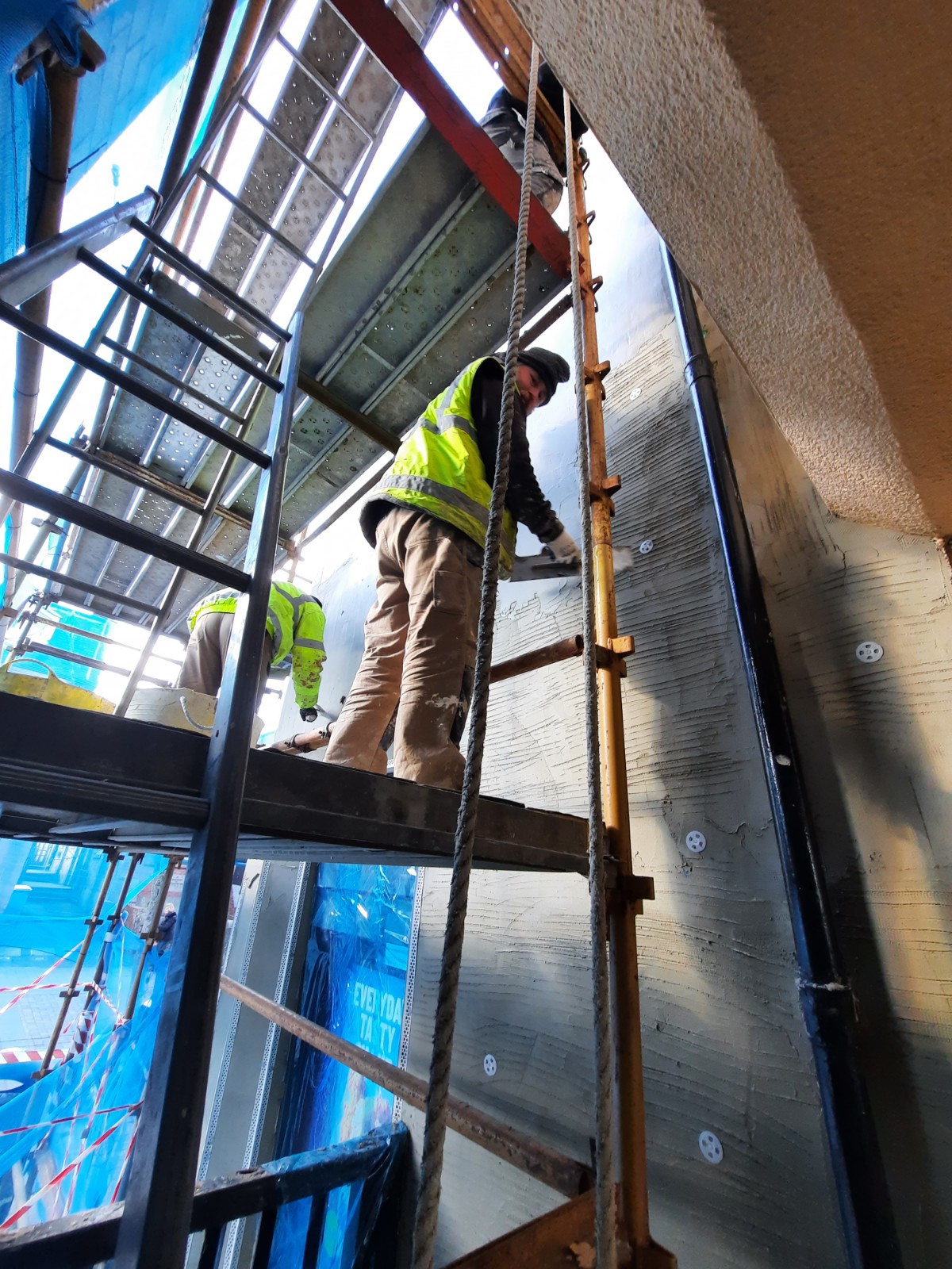 worker on scaffolding applying roughcast render Edinburgh