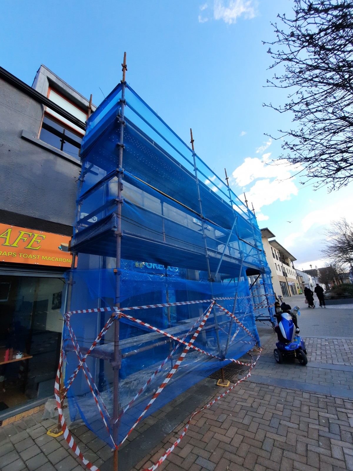 blue net scaffolding for house rendering Edinburgh