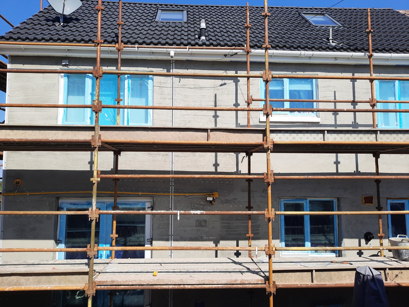 front view under scaffolding for roughcast render Edinburgh