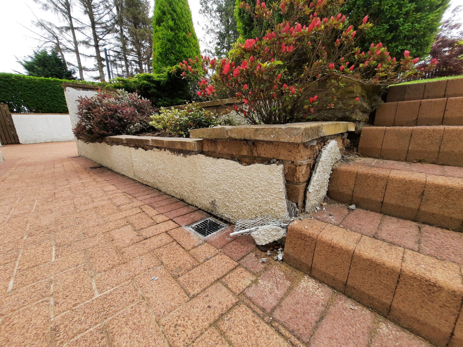 roughcast render Edinburgh on planter wall with chipped surface