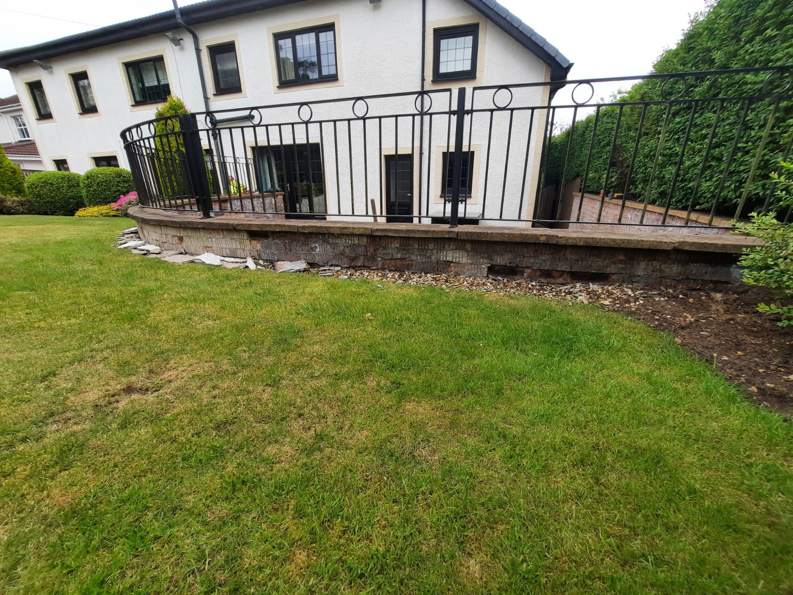 roughcasting Edinburgh on brick and render garden wall before repair