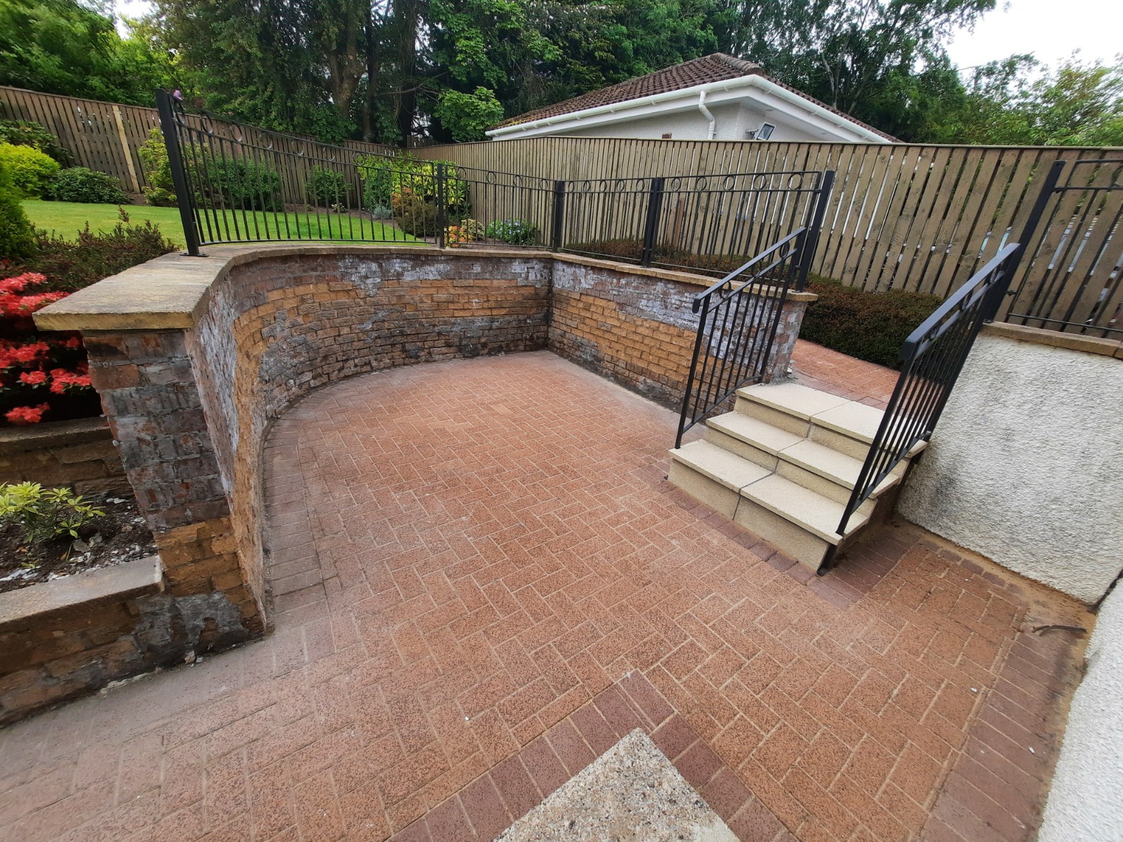 roughcaster Edinburgh preparing curved brick wall for rendering