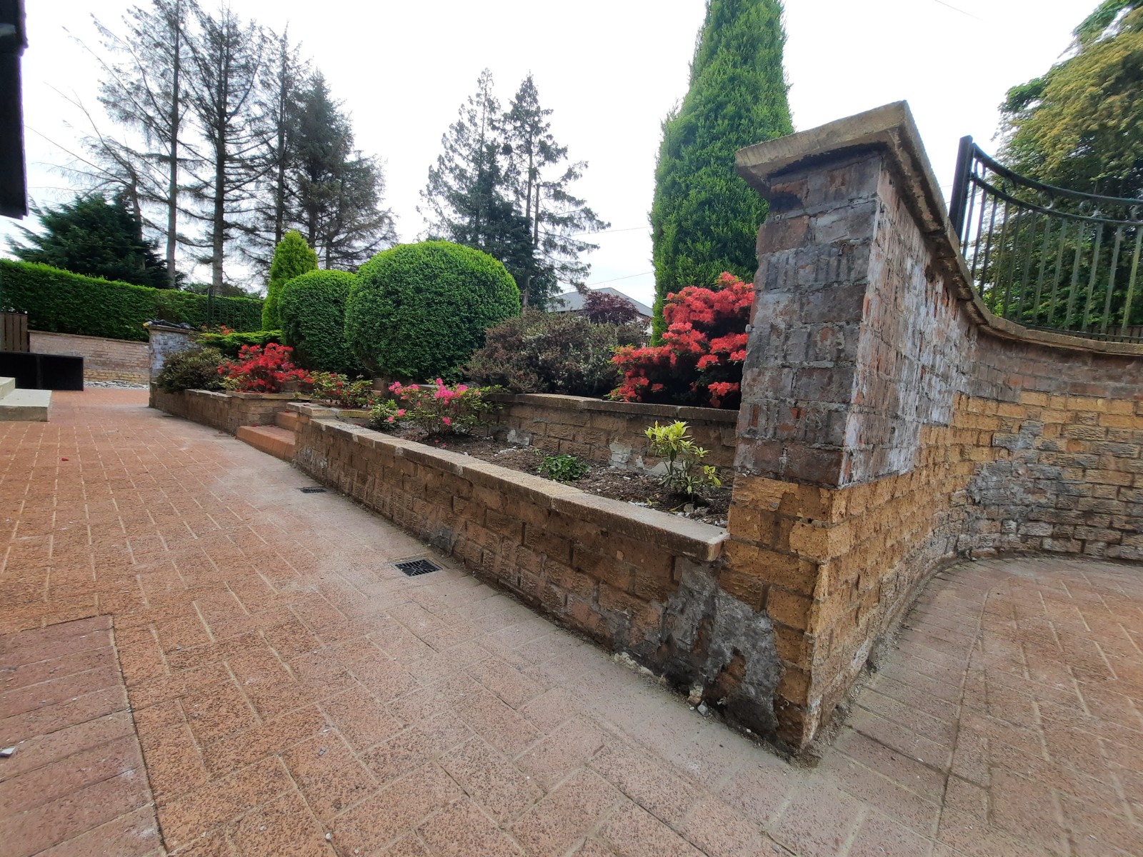 roughcast render Edinburgh along low wall with black metal railing