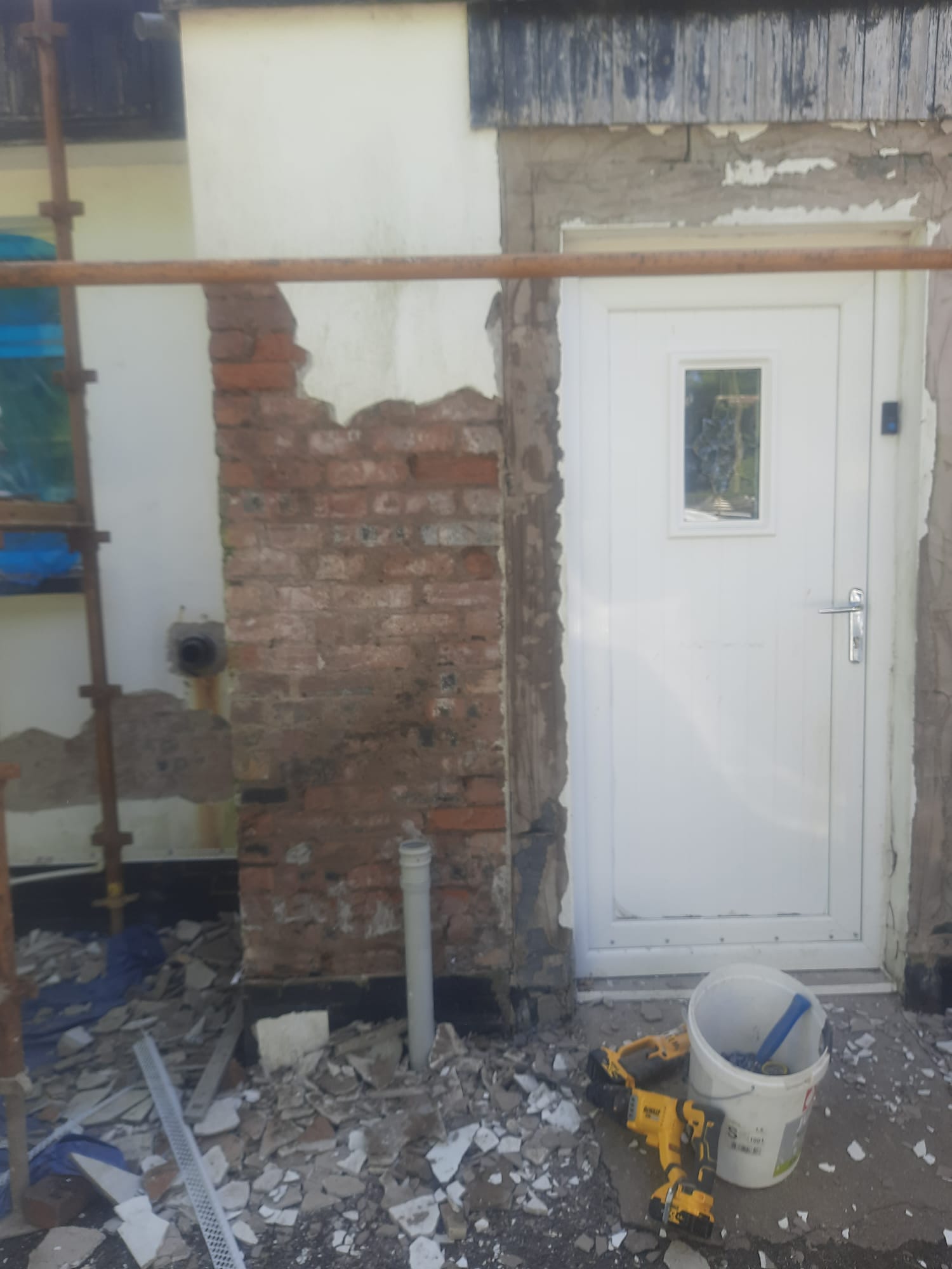 roughcaster Edinburgh restoring wall with exposed brickwork