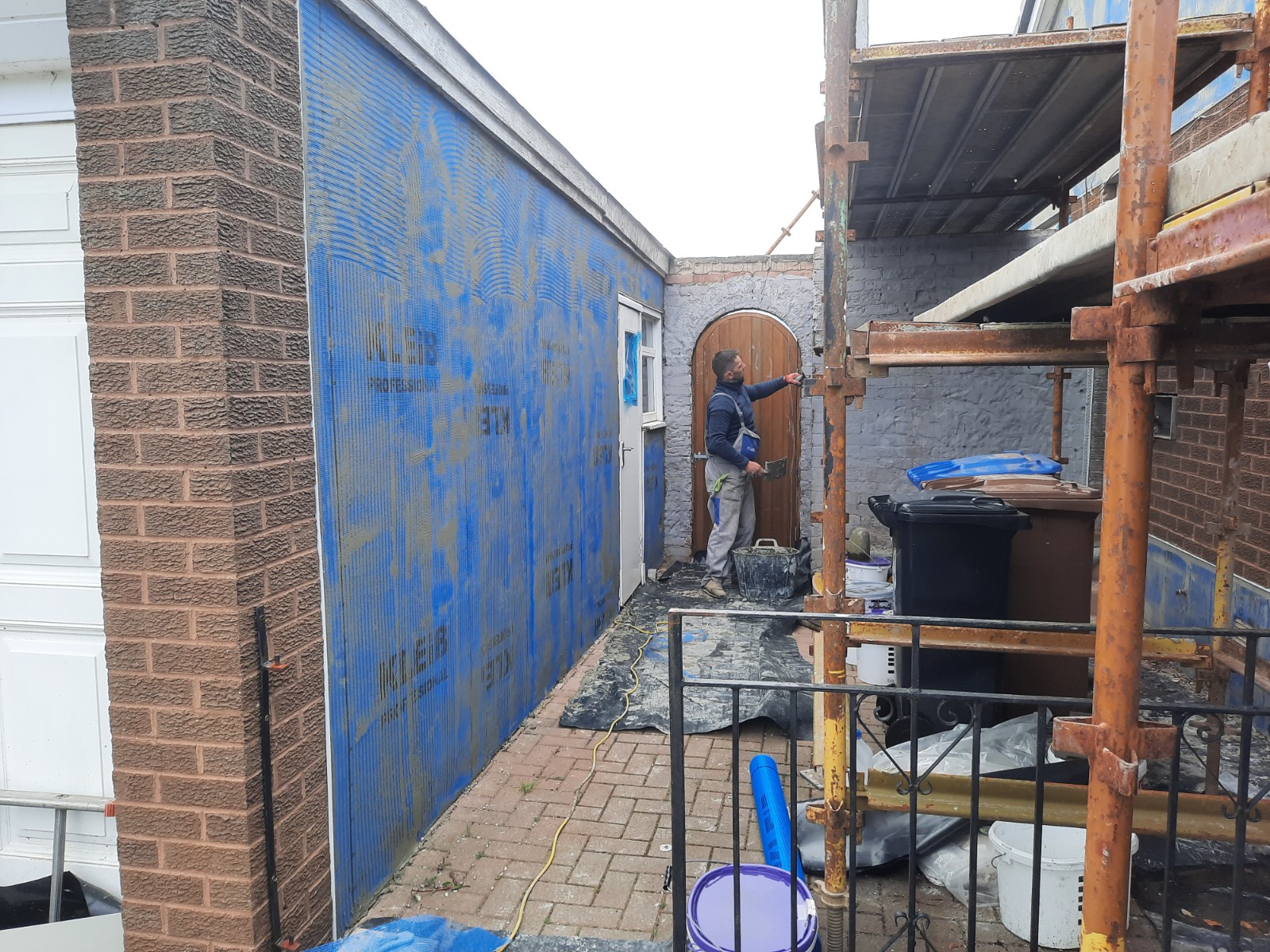 roughcasting Edinburgh on wall covered with blue insulation boards