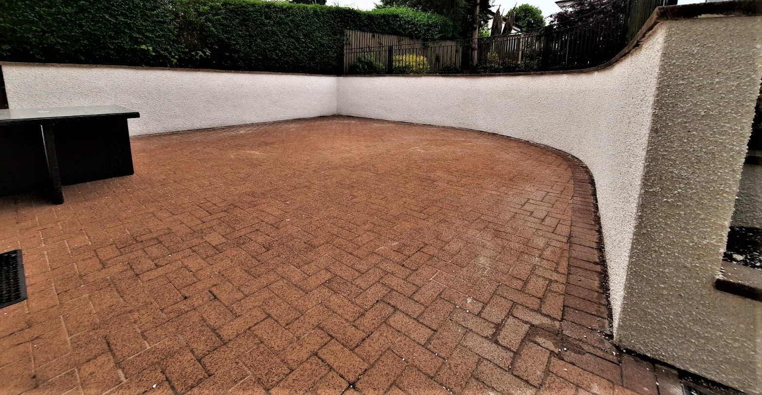 roughcasting Edinburgh on curved white boundary wall surrounding driveway