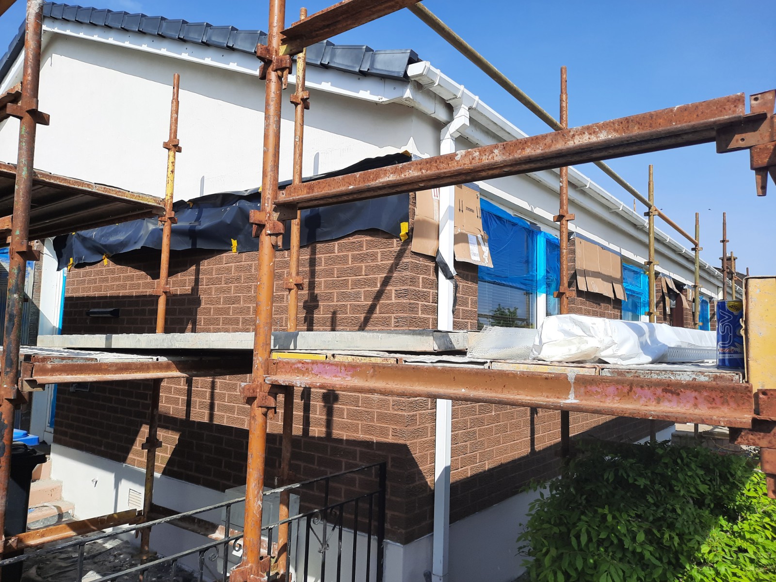 roughcaster Edinburgh working on side extension wall with scaffolding