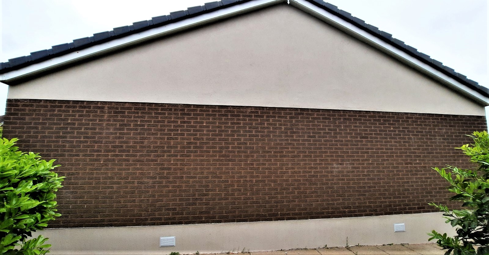 roughcasting Edinburgh on gable wall with partial brick finish