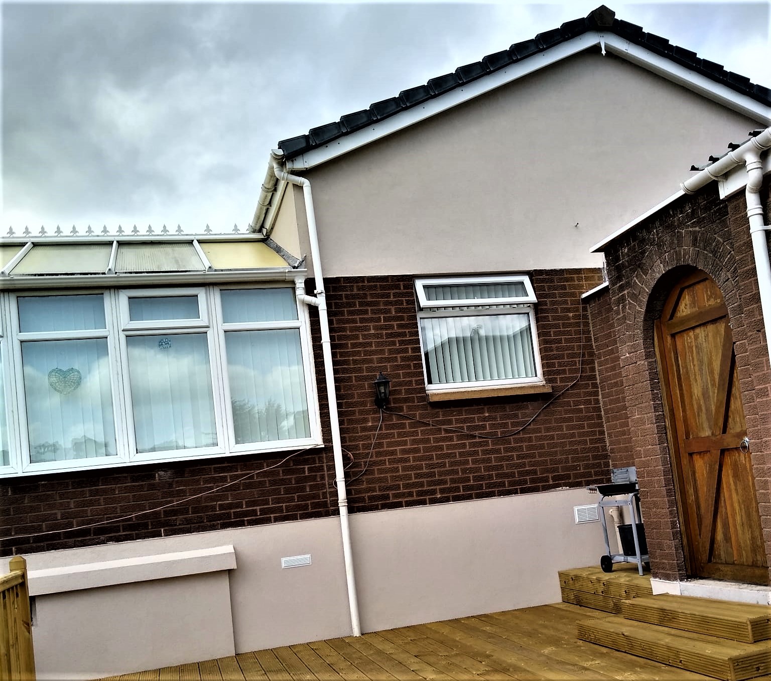 roughcasting Edinburgh on brick and white-rendered wall of bungalow