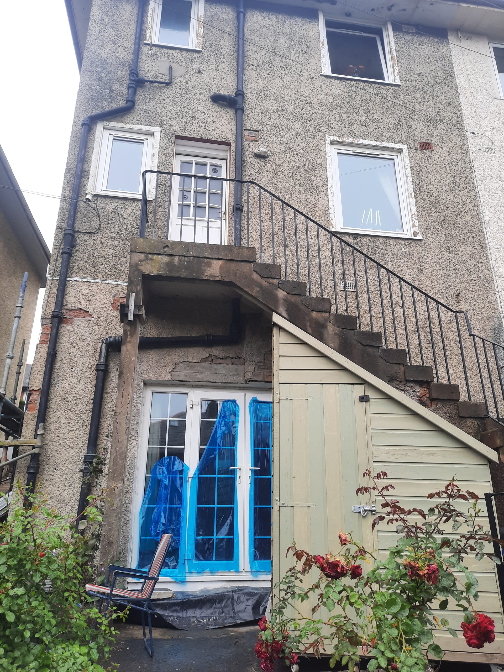 roughcaster Edinburgh working on renovation near external staircase