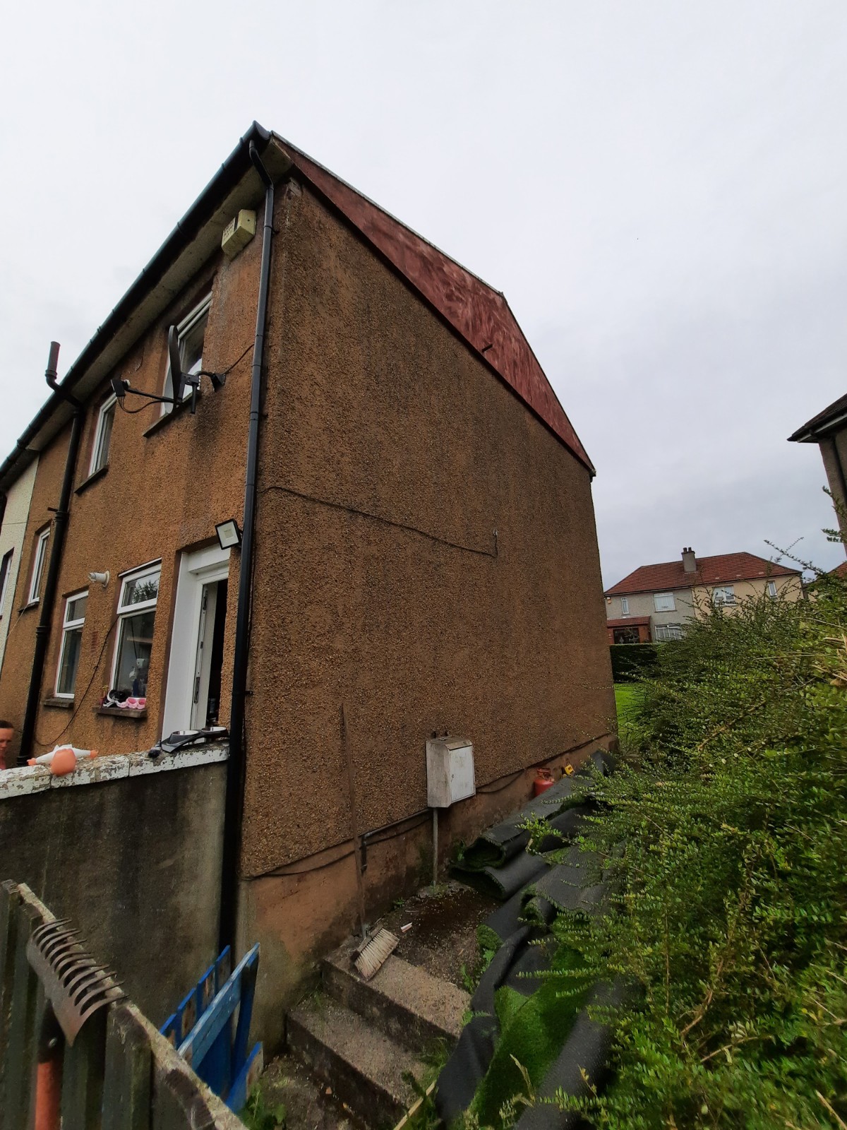roughcaster Edinburgh assessing side elevation before renovation