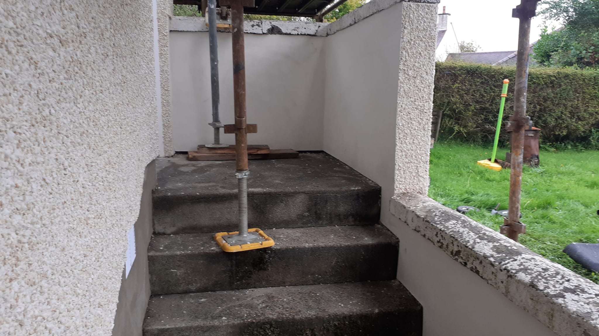 house rendering Edinburgh at stairway entrance area